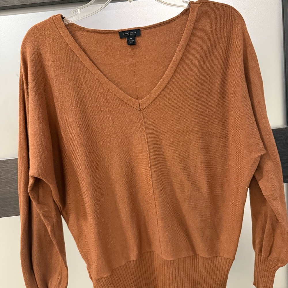 5 for $25!! Ann Taylor Factory Camel Color V Neck Sweater XS - Picture 3 of 8